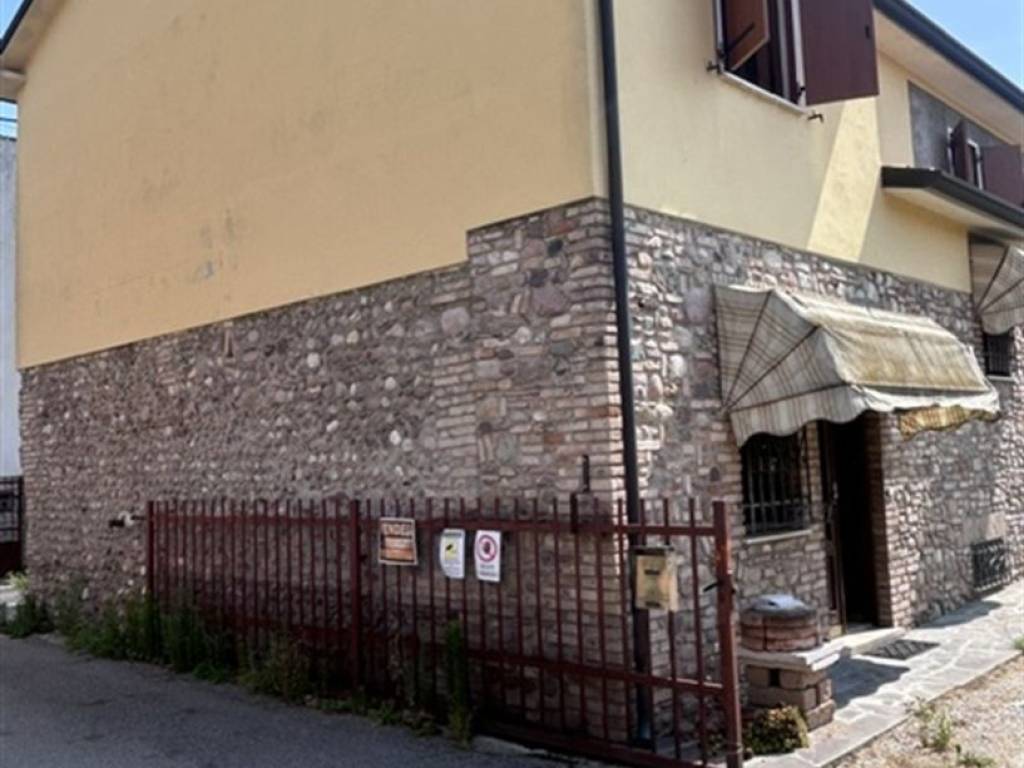 casa indipendente in vendita a Volta Mantovana in zona Cereta