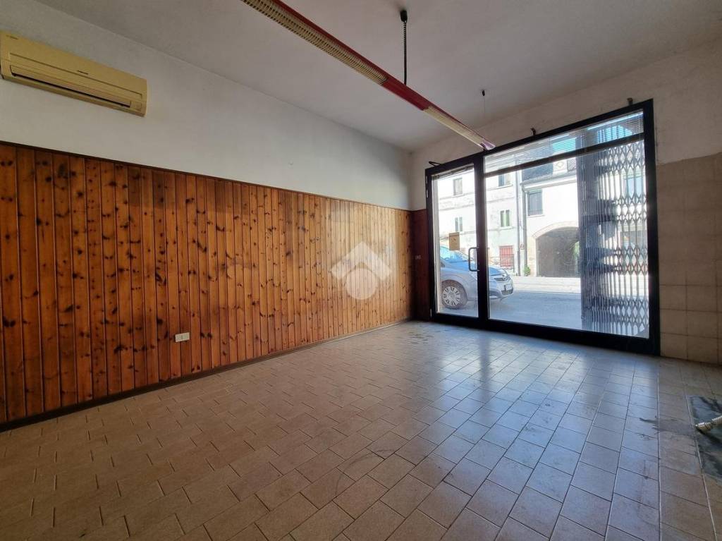 locale commerciale in vendita a Borgo Virgilio in zona Virgilio