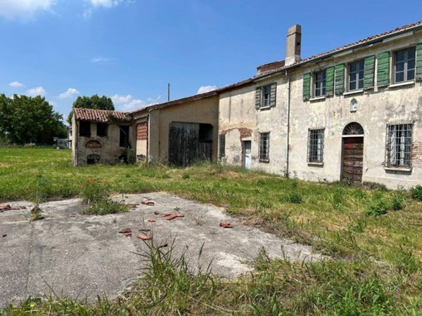 locale commerciale in vendita a Borgo Virgilio in zona Virgilio