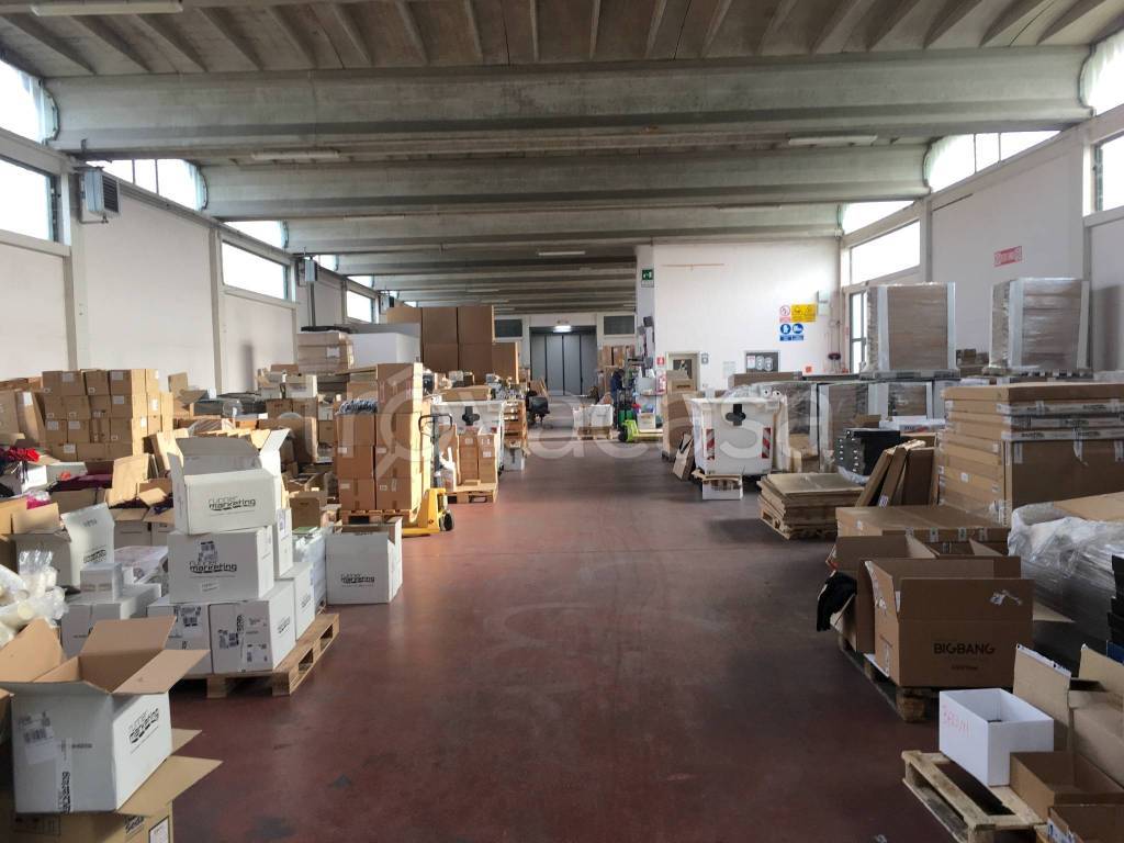 locale commerciale in vendita a Borgo Virgilio in zona Virgilio
