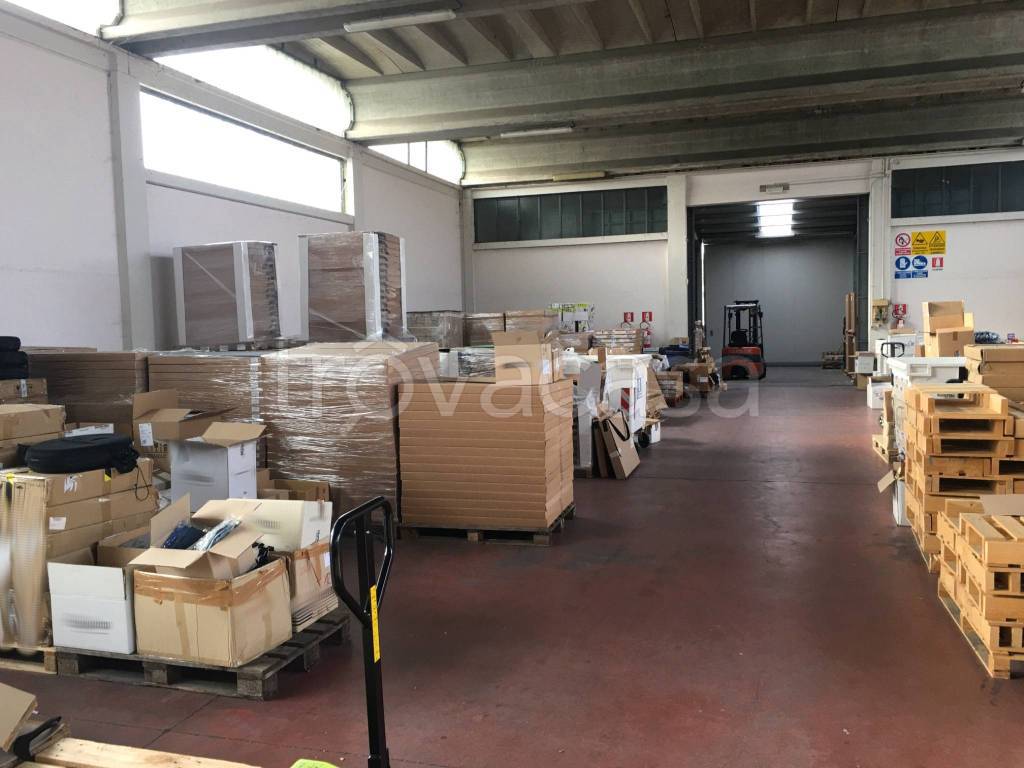 locale commerciale in vendita a Borgo Virgilio in zona Virgilio