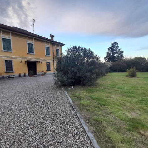 negozio in vendita a Borgo Virgilio in zona Virgilio