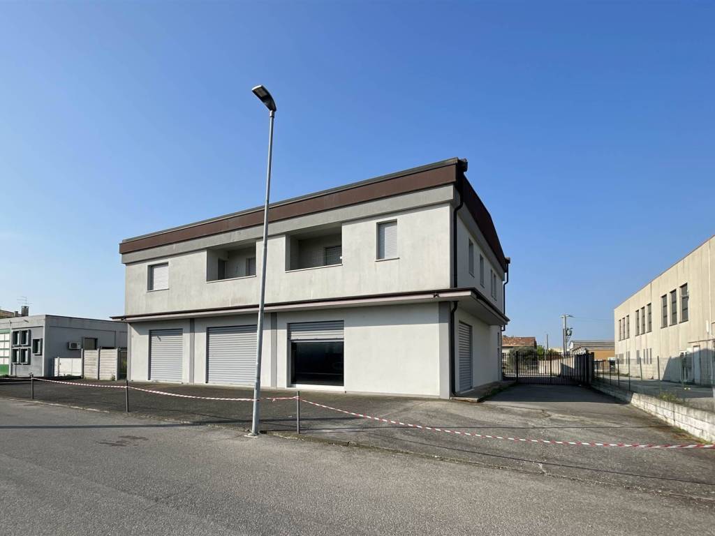 negozio in vendita a Borgo Virgilio in zona Virgilio
