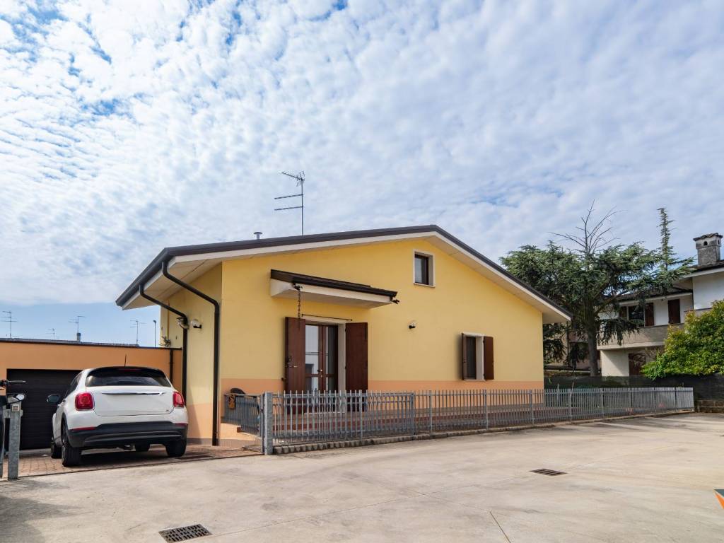 casa indipendente in vendita a Borgo Virgilio in zona Virgilio