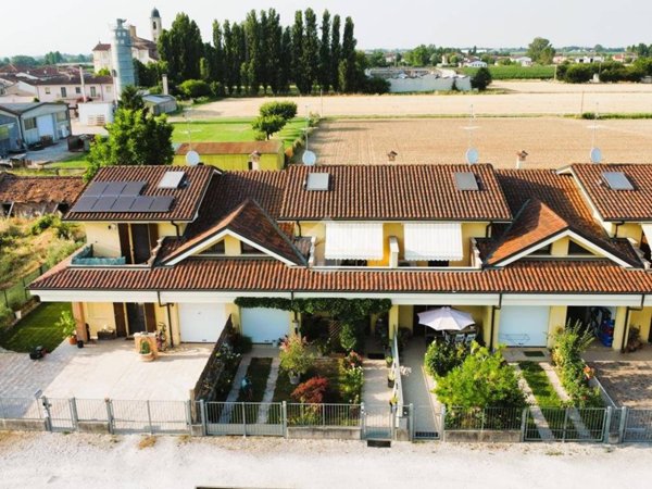casa indipendente in vendita a Borgo Virgilio in zona Romanore