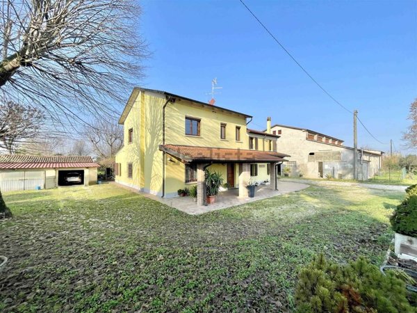 casale in vendita a Borgo Virgilio in zona Virgilio