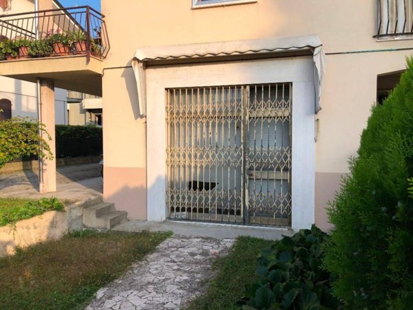 negozio in vendita a Borgo Virgilio in zona Virgilio