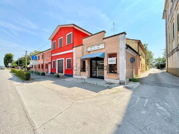 negozio in vendita a Borgo Virgilio in zona Virgilio