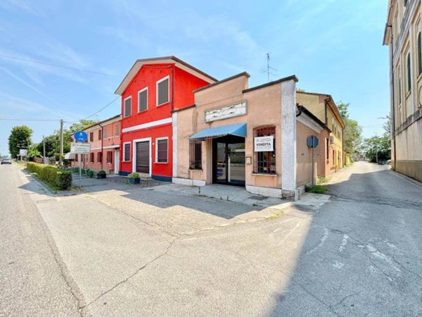 negozio in vendita a Borgo Virgilio in zona Virgilio