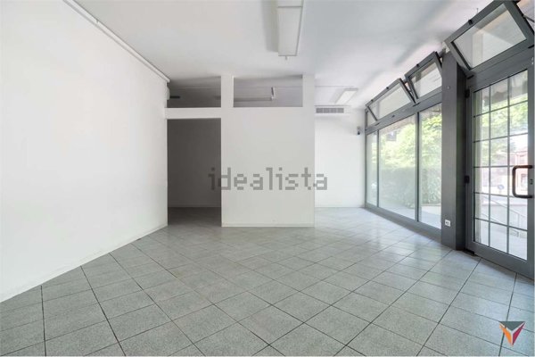 negozio in vendita a Borgo Virgilio in zona Virgilio