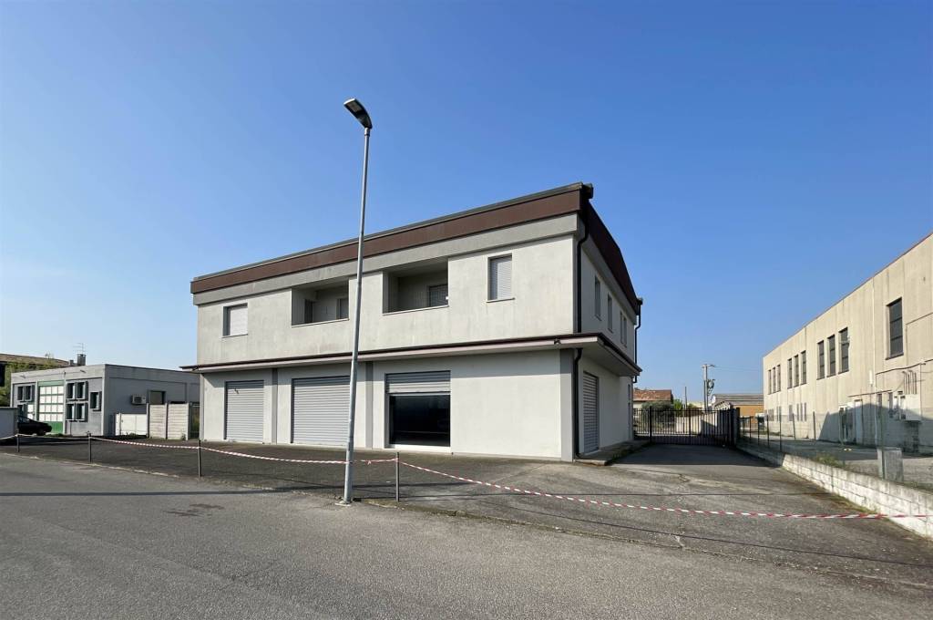 negozio in vendita a Borgo Virgilio in zona Virgilio