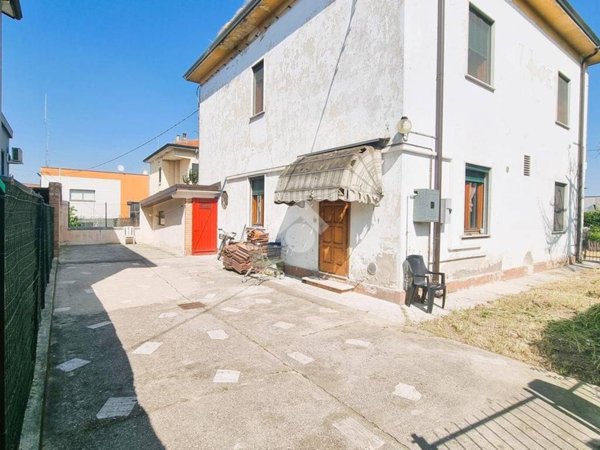casa indipendente in vendita a Borgo Virgilio in zona Virgilio