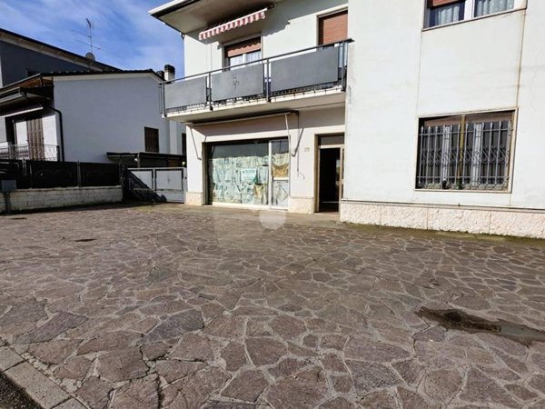 negozio in vendita a Borgo Virgilio in zona Virgilio