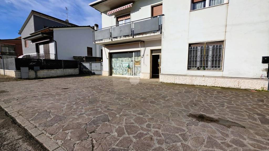 negozio in vendita a Borgo Virgilio in zona Virgilio