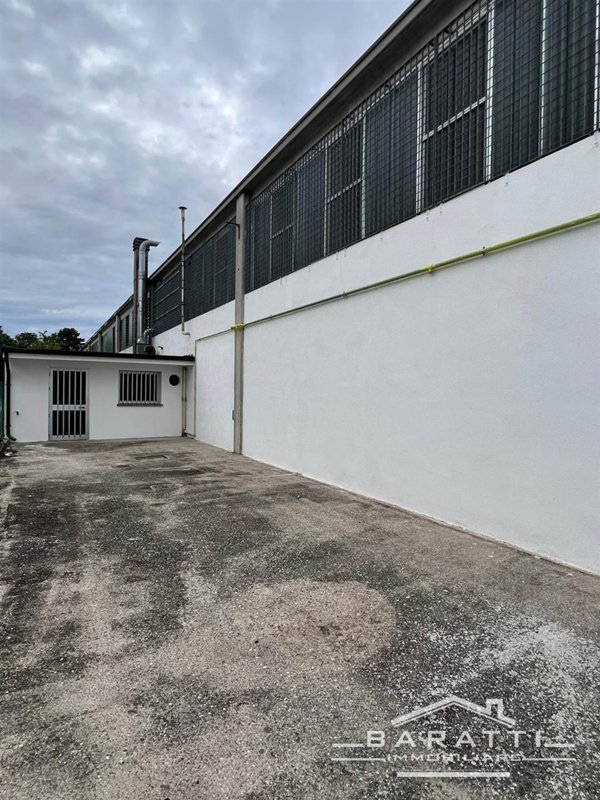 locale commerciale in vendita a Borgo Virgilio in zona Virgilio