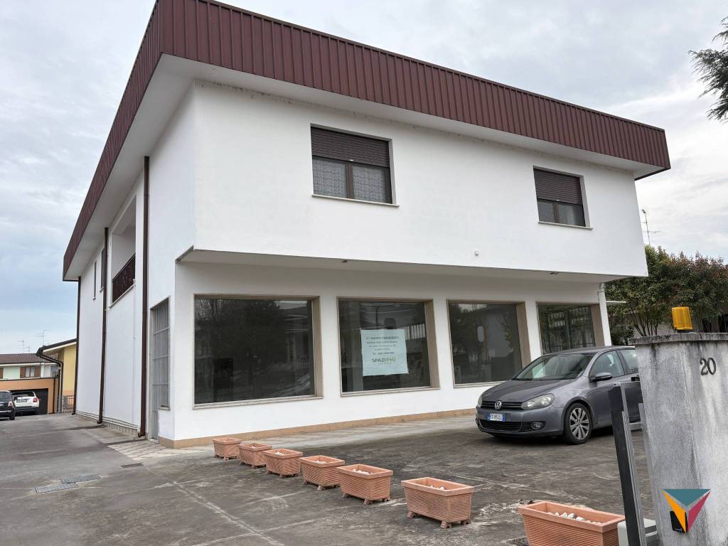 negozio in vendita a Borgo Virgilio in zona Virgilio