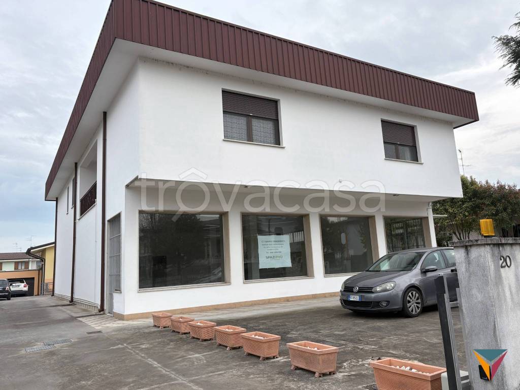 negozio in vendita a Borgo Virgilio in zona Virgilio