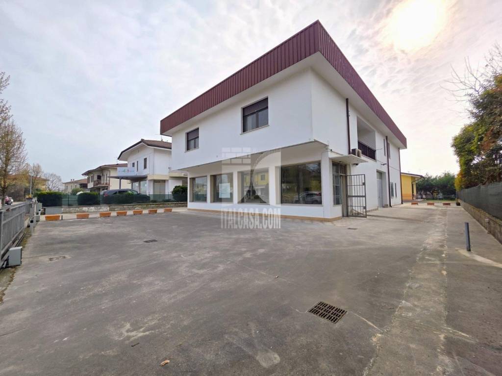 negozio in vendita a Borgo Virgilio in zona Virgilio