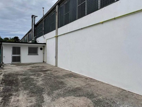 locale commerciale in vendita a Borgo Virgilio in zona Virgilio