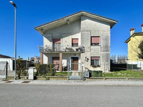 casa indipendente in vendita a Borgo Virgilio in zona Virgilio