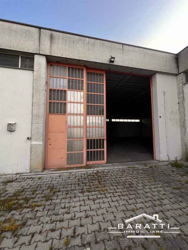 locale commerciale in vendita a Borgo Virgilio in zona Virgilio