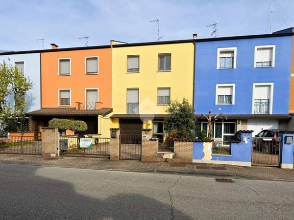 casa indipendente in vendita a Borgo Virgilio in zona Virgilio