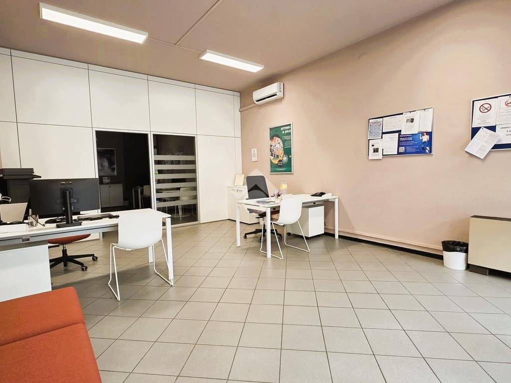 negozio in vendita a Borgo Virgilio in zona Virgilio