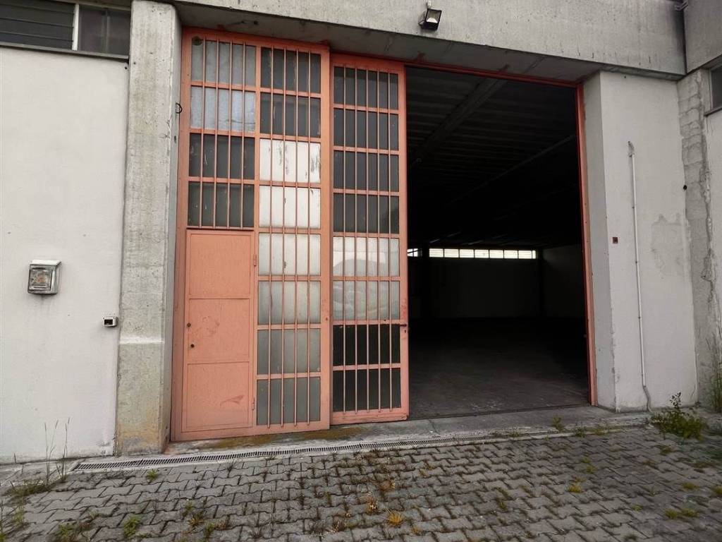 locale commerciale in vendita a Borgo Virgilio in zona Virgilio