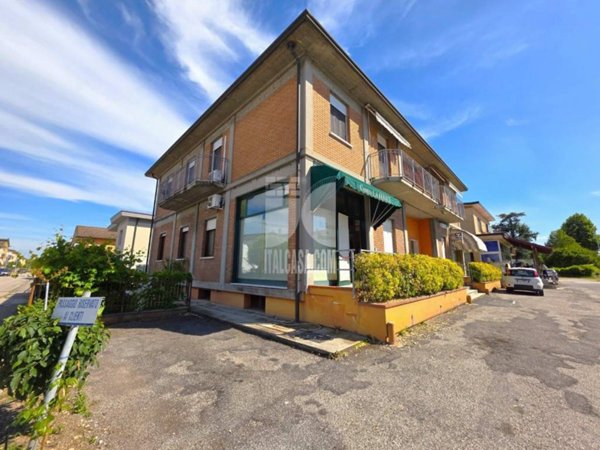 negozio in vendita a Borgo Virgilio in zona Virgilio