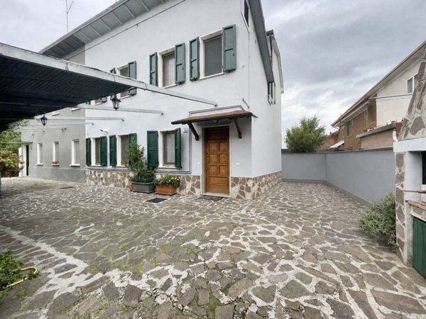 casa indipendente in vendita a Borgo Virgilio in zona Virgilio
