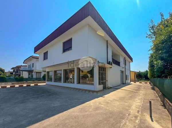 locale commerciale in vendita a Borgo Virgilio in zona Virgilio