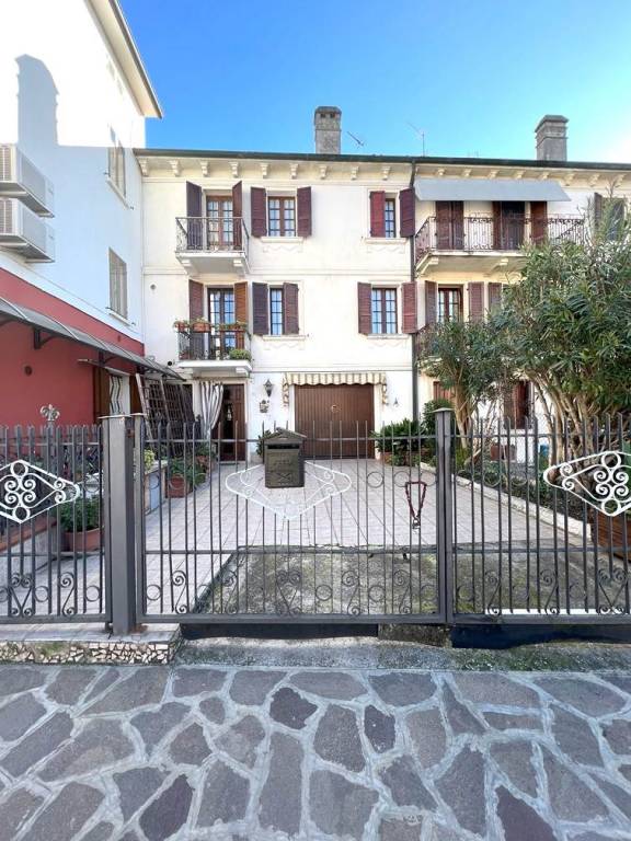 casa indipendente in vendita a Borgo Mantovano in zona Revere