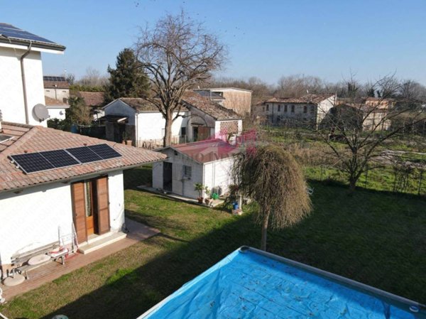 casa indipendente in vendita a Borgo Mantovano in zona Revere
