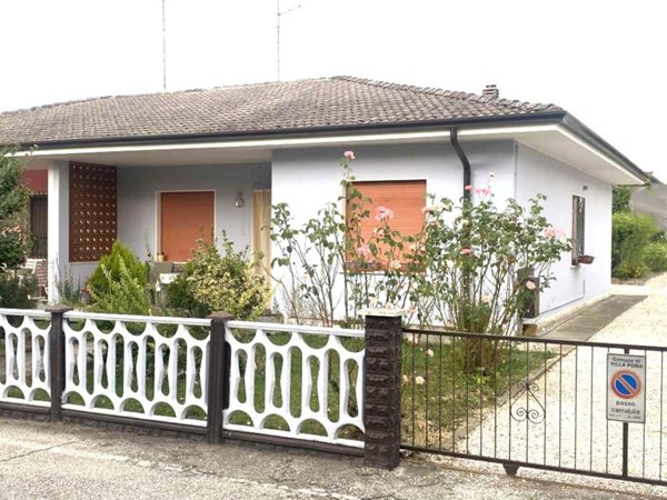 casa indipendente in vendita a Borgo Mantovano in zona Villa Poma
