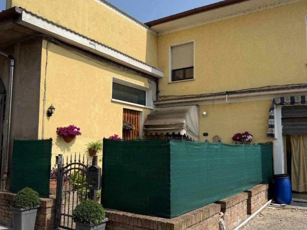casa indipendente in vendita a Borgo Mantovano in zona Revere