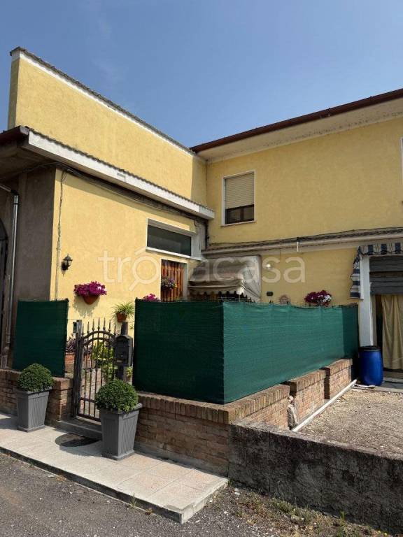 casa indipendente in vendita a Borgo Mantovano in zona Revere