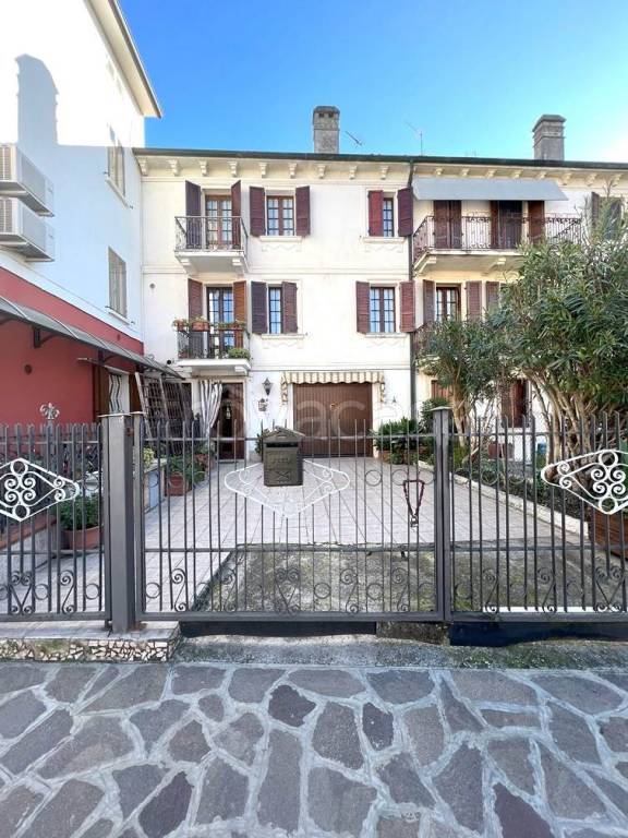 casa indipendente in vendita a Borgo Mantovano in zona Revere