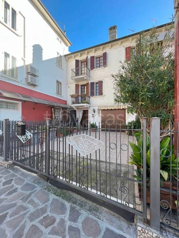 casa indipendente in vendita a Borgo Mantovano in zona Revere