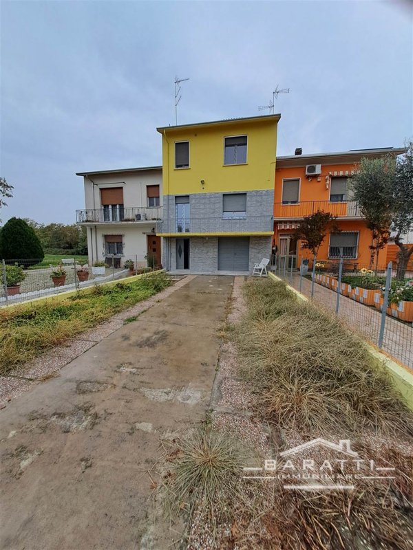 casa indipendente in vendita a Borgo Mantovano in zona Revere
