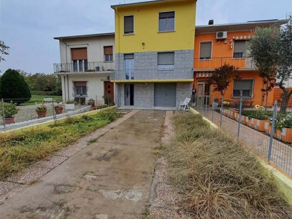 casa indipendente in vendita a Borgo Mantovano in zona Revere