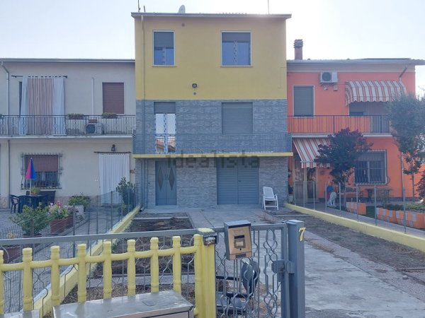 casa indipendente in vendita a Borgo Mantovano in zona Revere