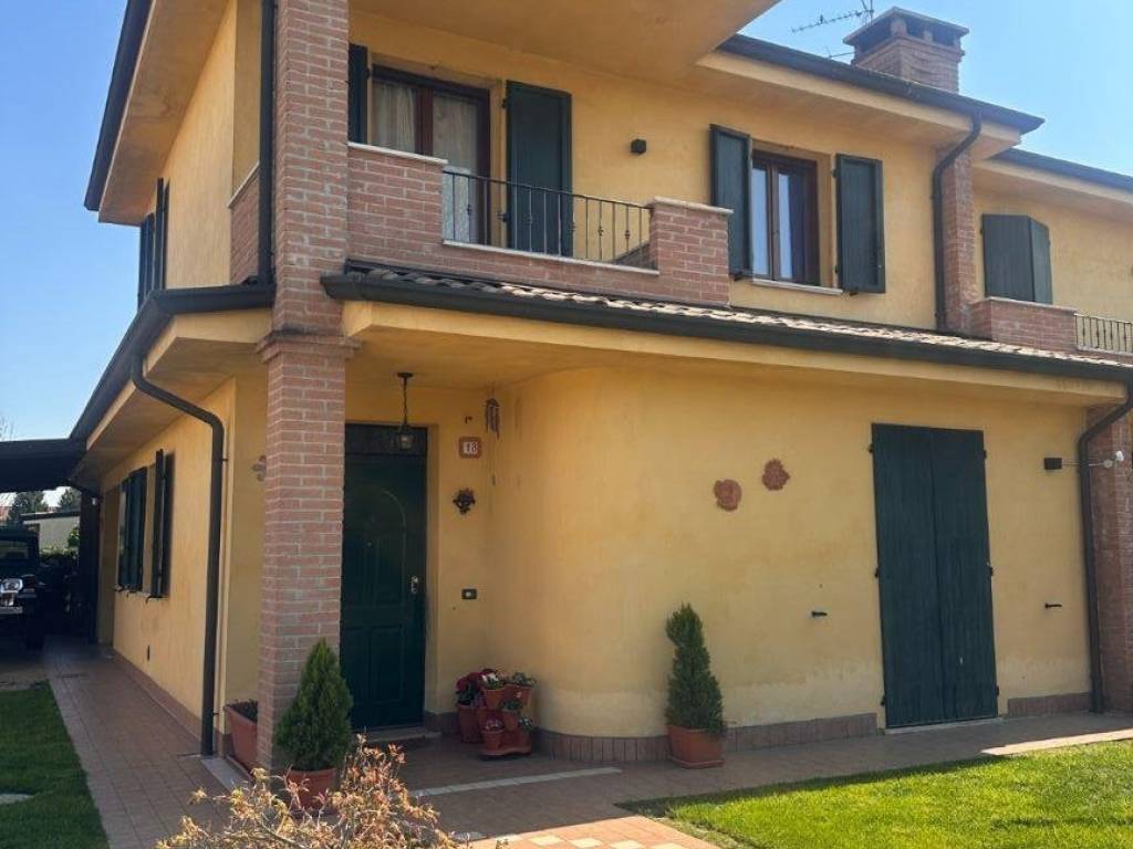 casa indipendente in vendita a Borgo Mantovano in zona Villa Poma