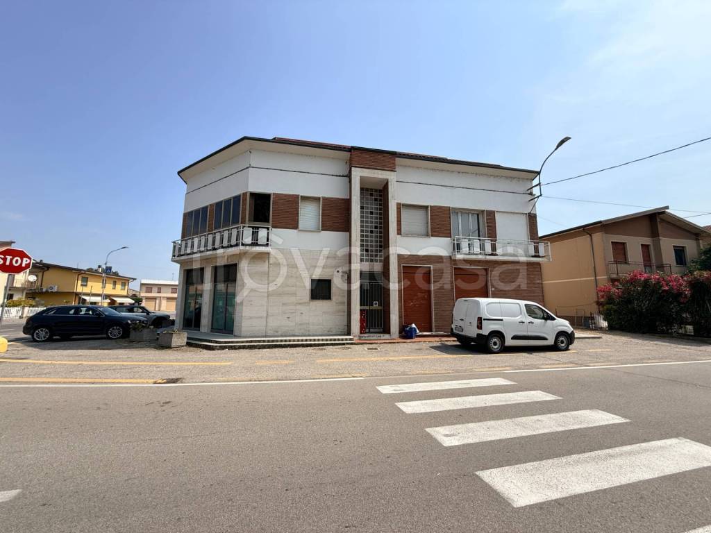 casa indipendente in vendita a Borgo Mantovano in zona Villa Poma