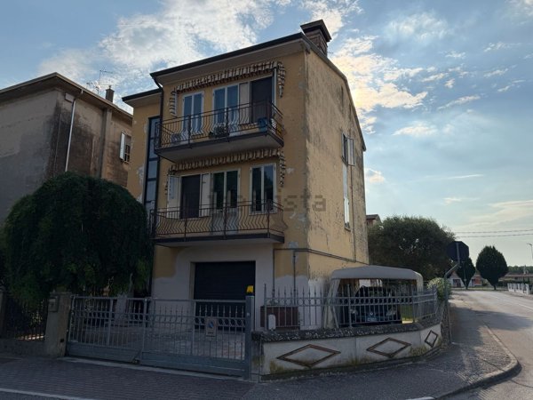 casa indipendente in vendita a Borgo Mantovano in zona Revere
