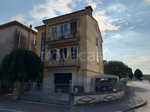casa indipendente in vendita a Borgo Mantovano in zona Revere