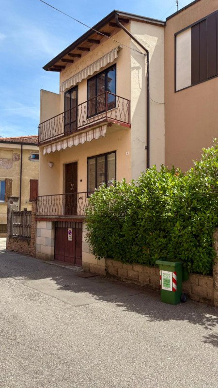 casa indipendente in vendita a Borgo Mantovano in zona Revere