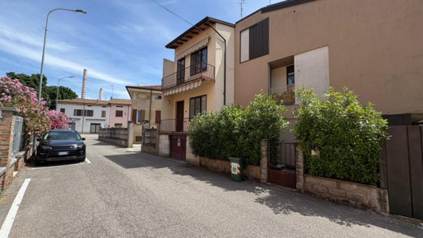 casa indipendente in vendita a Borgo Mantovano in zona Revere