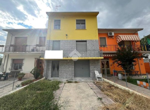 casa indipendente in vendita a Borgo Mantovano in zona Revere