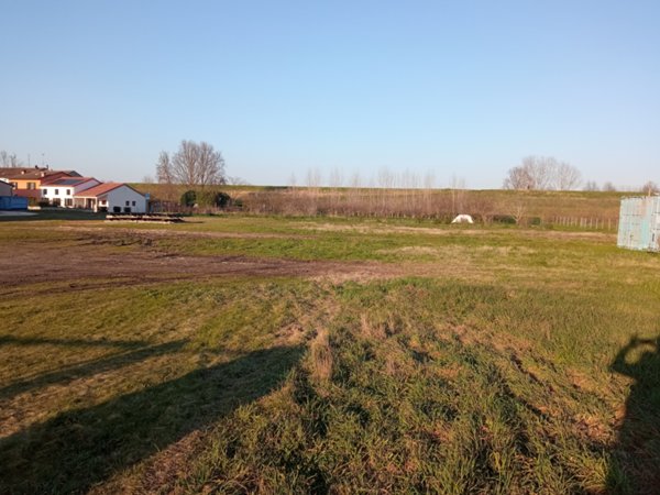 terreno edificabile in vendita a Borgocarbonara in zona Borgofranco sul Po