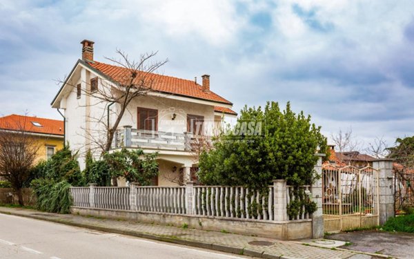 casa indipendente in vendita a Santena